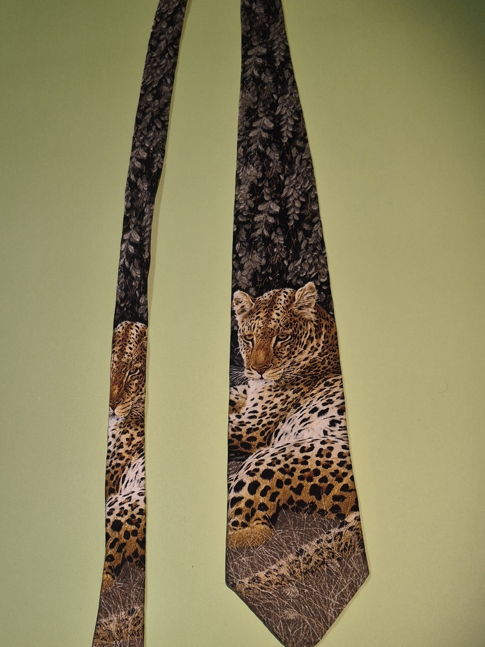 Leopard Print Silk Tie with Detailed Big Cat Motif - Picture 4 of 8